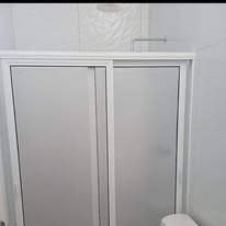 Cancel de baño con marco de aluminio